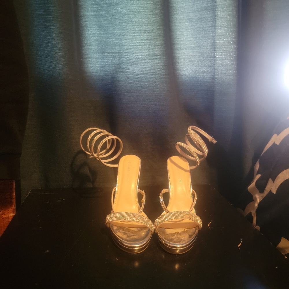 Brand new size 8 streetwear society gold shimmery curly wrap around ankle.